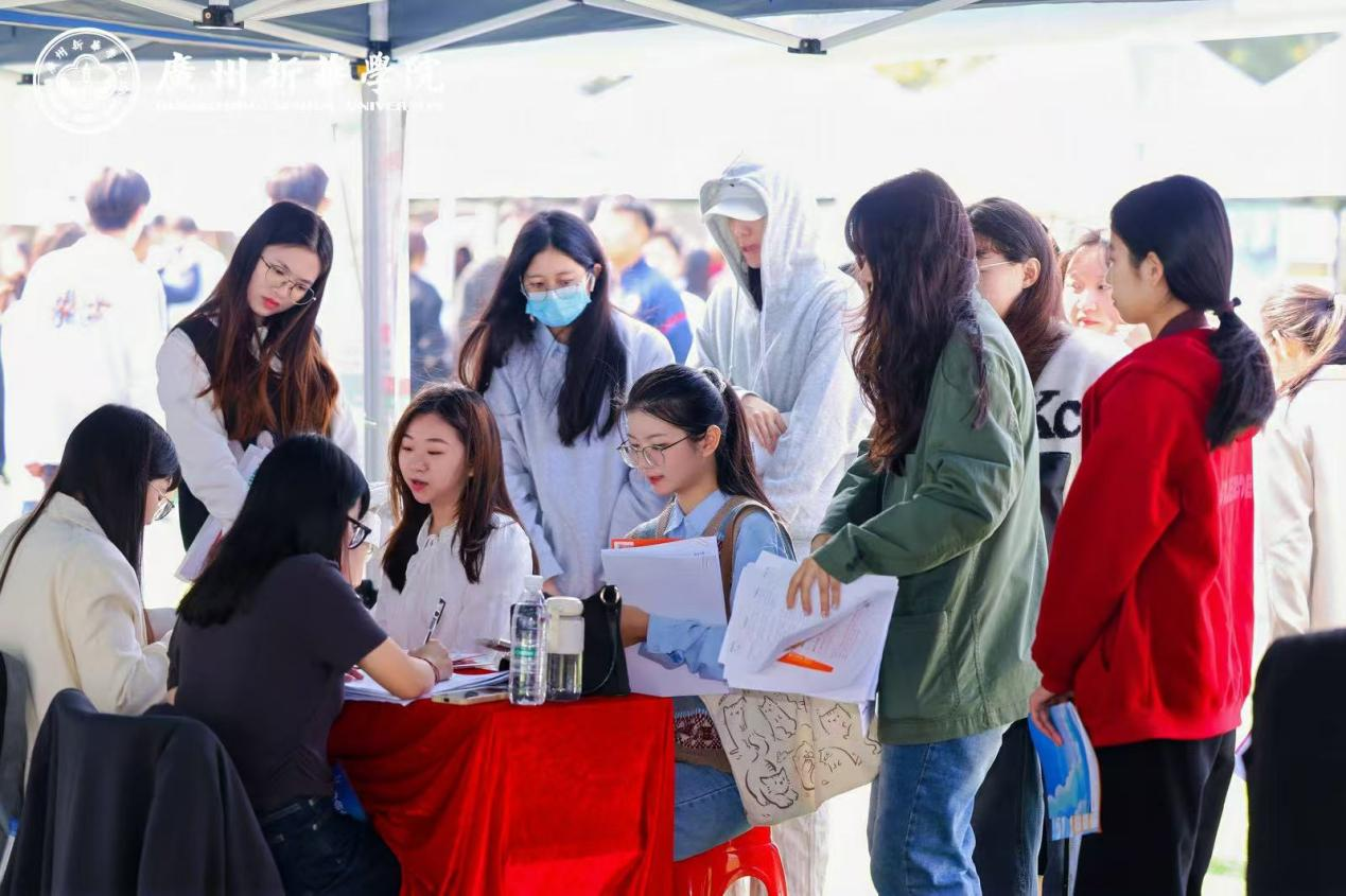 广州新华学院：“直播带岗”“五位一体”供需见面会助力学生就业.png